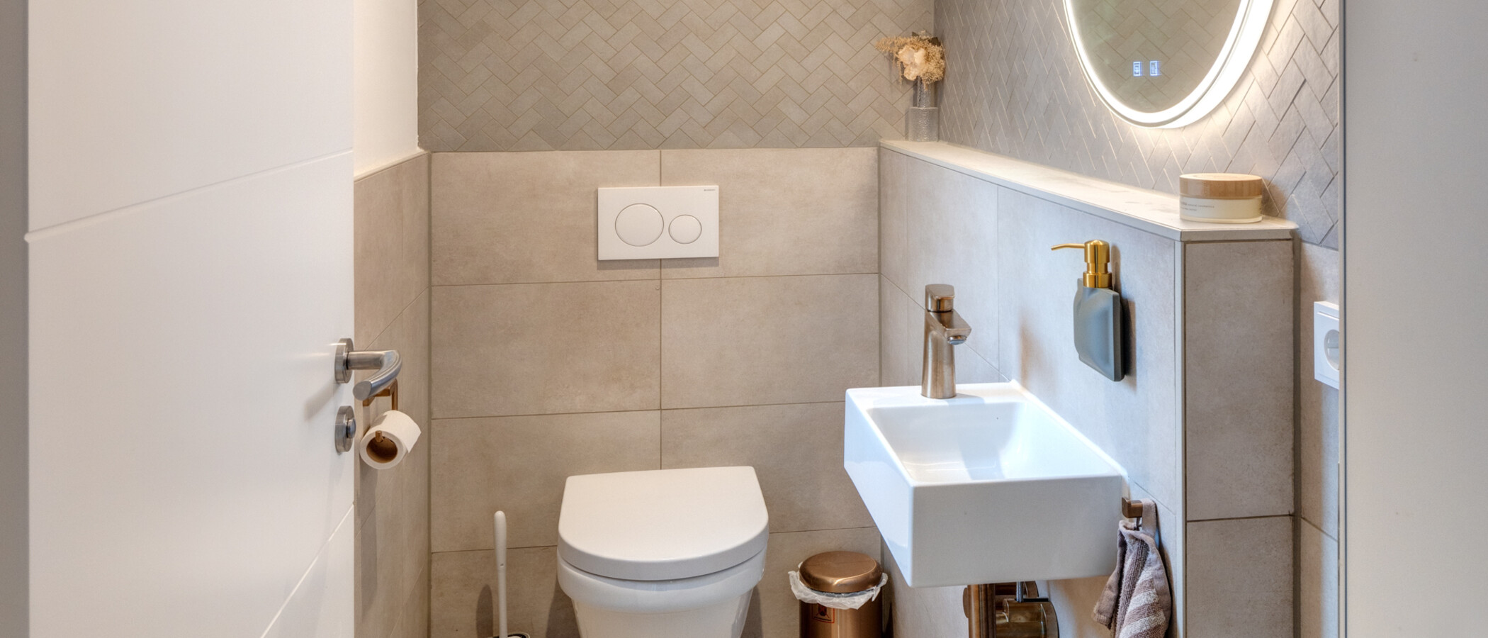 セミ・デタッチド・ハウス（一戸建てを二つに分けた家屋） München Allach 01 ゲスト用 WC 14306