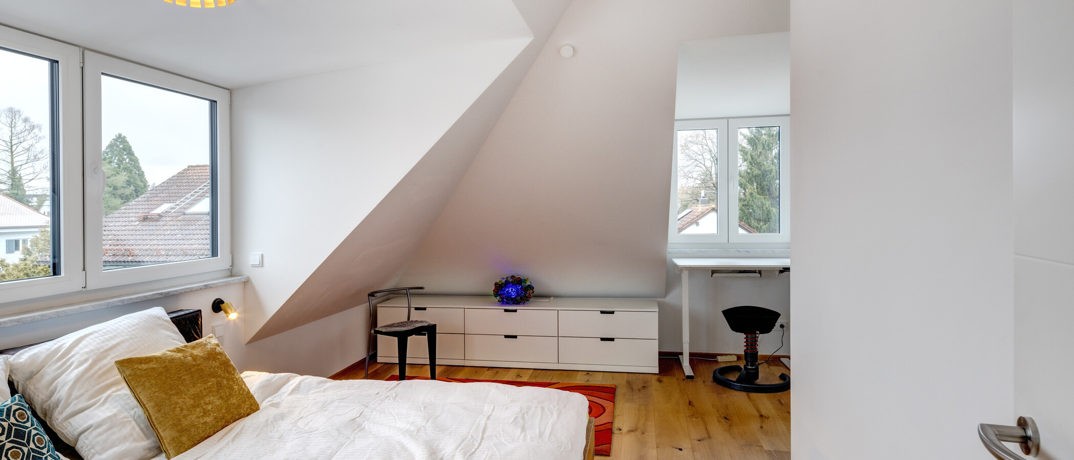 セミ・デタッチド・ハウス（一戸建てを二つに分けた家屋） München Allach 02 1. 寝室 14306