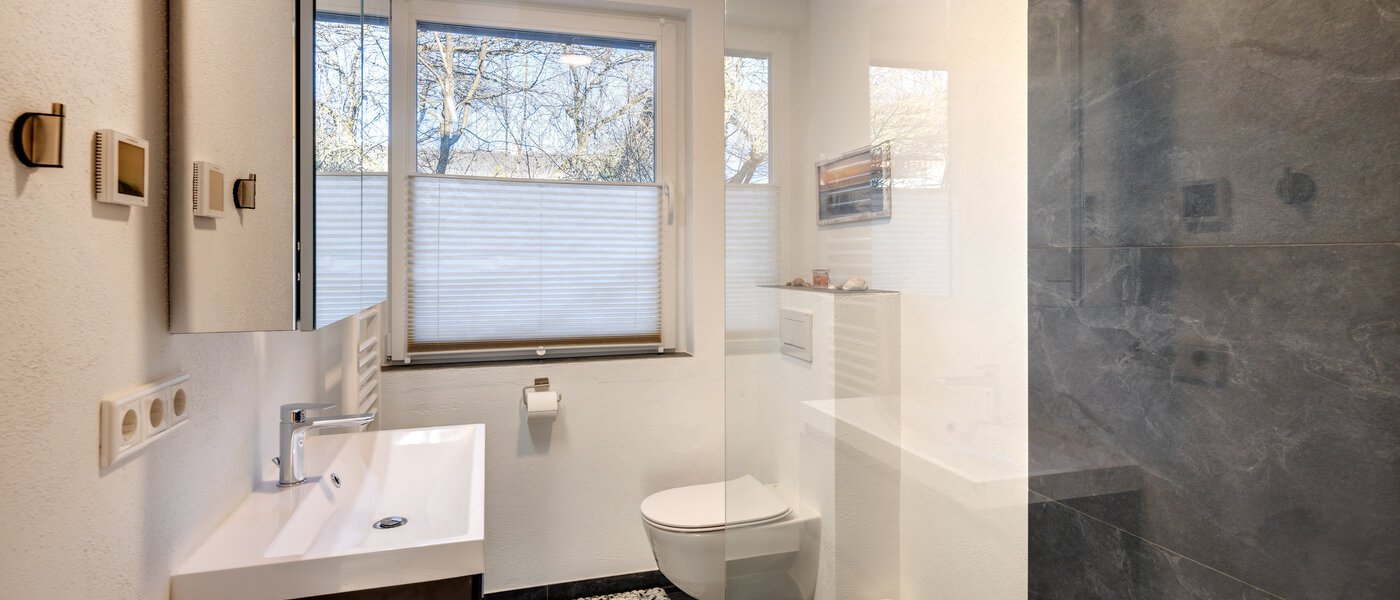 "タウン・ハウス/ローハウスのミドルハウス（外壁を共有した家の並びの両角以外のハウス） " Gmund am Tegernsee 01 浴室 14329