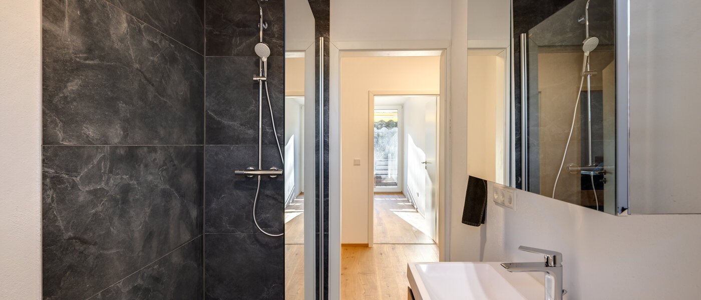 "タウン・ハウス/ローハウスのミドルハウス（外壁を共有した家の並びの両角以外のハウス） " Gmund am Tegernsee 02 浴室 14329