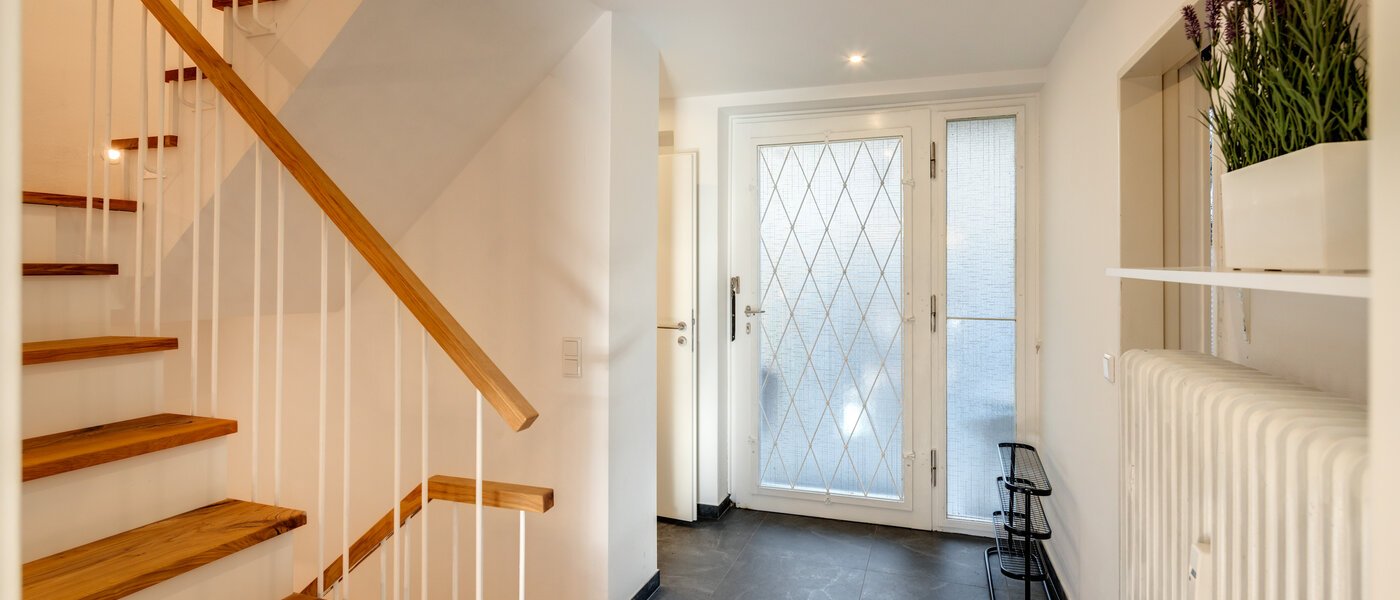 "タウン・ハウス/ローハウスのミドルハウス（外壁を共有した家の並びの両角以外のハウス） " Gmund am Tegernsee 01 玄関入り口 14329