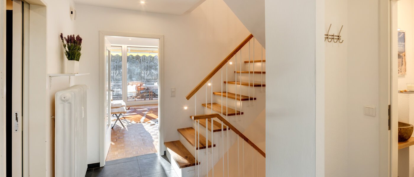 "タウン・ハウス/ローハウスのミドルハウス（外壁を共有した家の並びの両角以外のハウス） " Gmund am Tegernsee 02 玄関入り口 14329