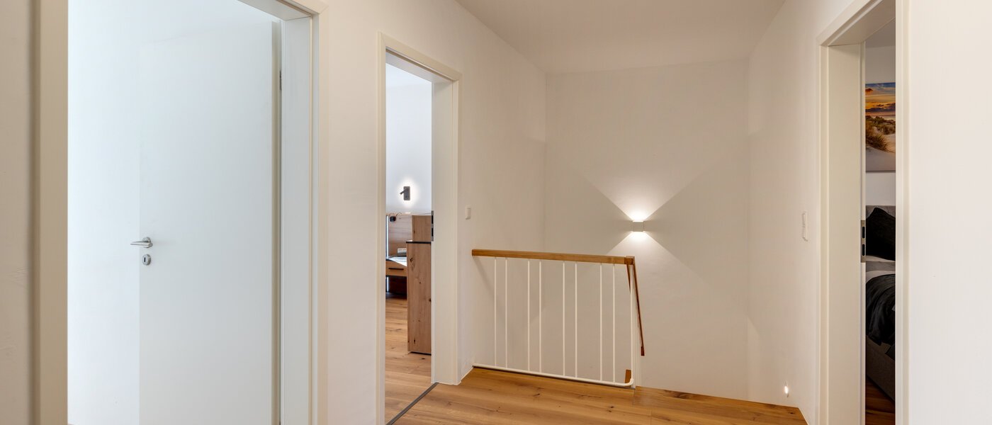 "タウン・ハウス/ローハウスのミドルハウス（外壁を共有した家の並びの両角以外のハウス） " Gmund am Tegernsee 03 玄関入り口 14329