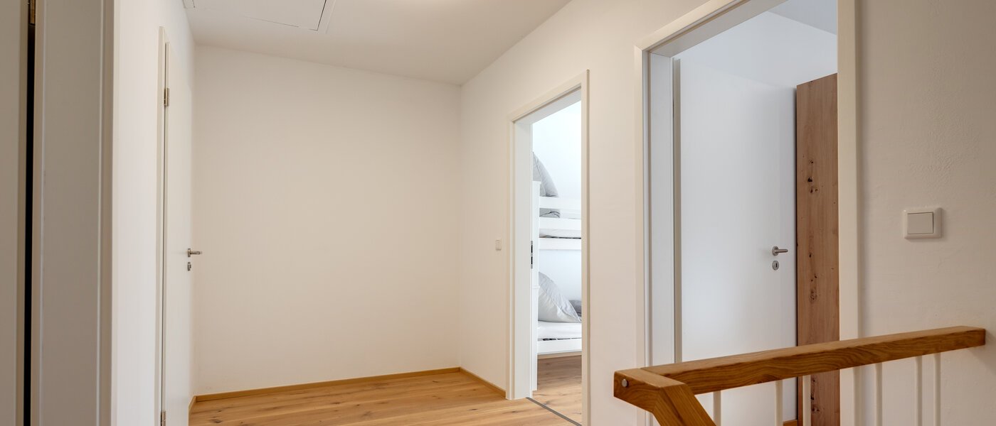 "タウン・ハウス/ローハウスのミドルハウス（外壁を共有した家の並びの両角以外のハウス） " Gmund am Tegernsee 04 玄関入り口 14329