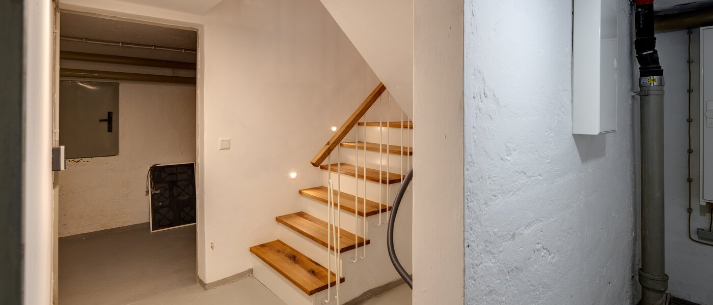 "タウン・ハウス/ローハウスのミドルハウス（外壁を共有した家の並びの両角以外のハウス） " Gmund am Tegernsee 05 玄関入り口 14329