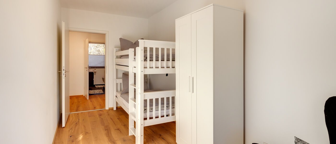 "タウン・ハウス/ローハウスのミドルハウス（外壁を共有した家の並びの両角以外のハウス） " Gmund am Tegernsee 01 3.　寝室 14329