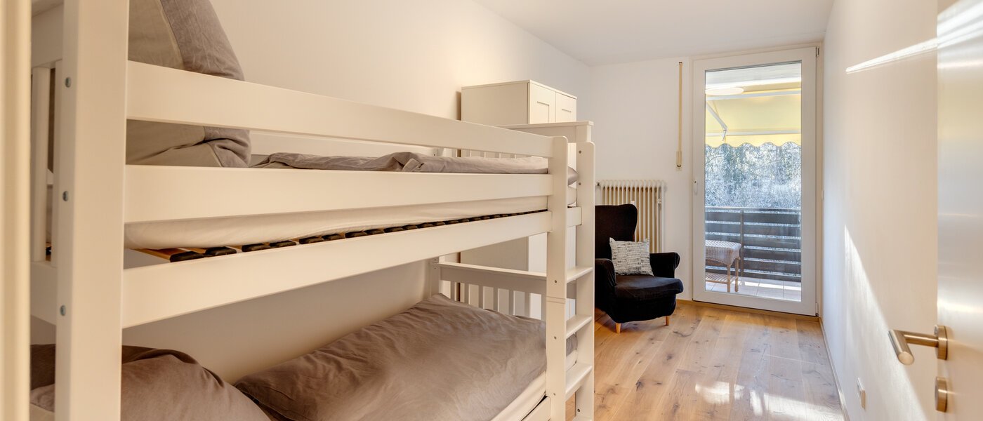 "タウン・ハウス/ローハウスのミドルハウス（外壁を共有した家の並びの両角以外のハウス） " Gmund am Tegernsee 02 3.　寝室 14329