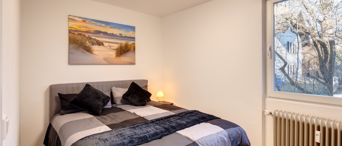 "タウン・ハウス/ローハウスのミドルハウス（外壁を共有した家の並びの両角以外のハウス） " Gmund am Tegernsee 01 2.　寝室 14329