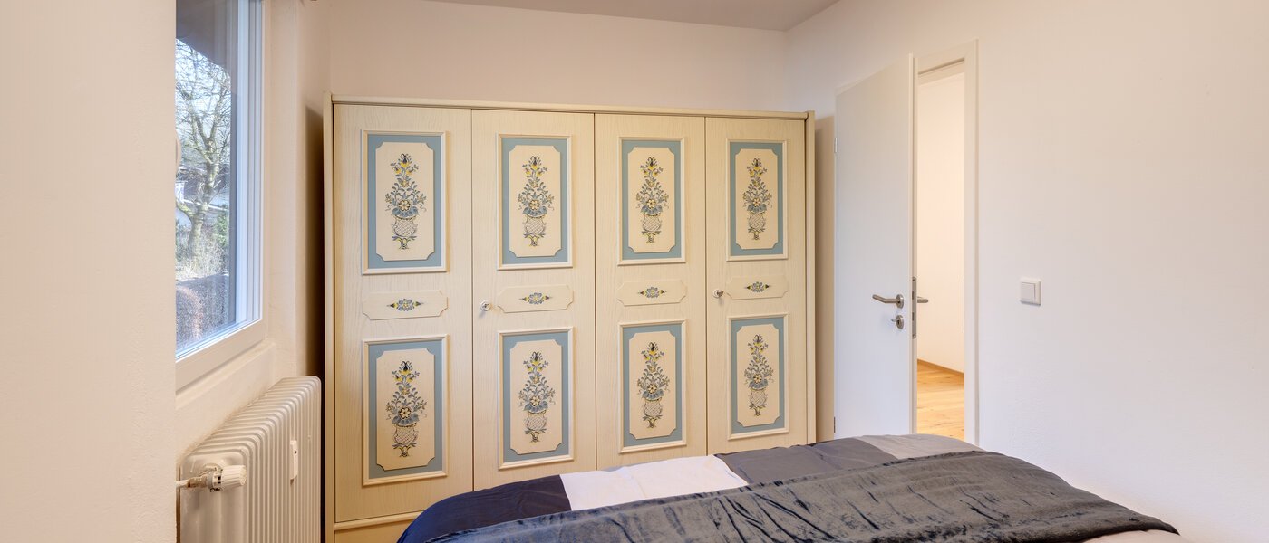 "タウン・ハウス/ローハウスのミドルハウス（外壁を共有した家の並びの両角以外のハウス） " Gmund am Tegernsee 02 2.　寝室 14329