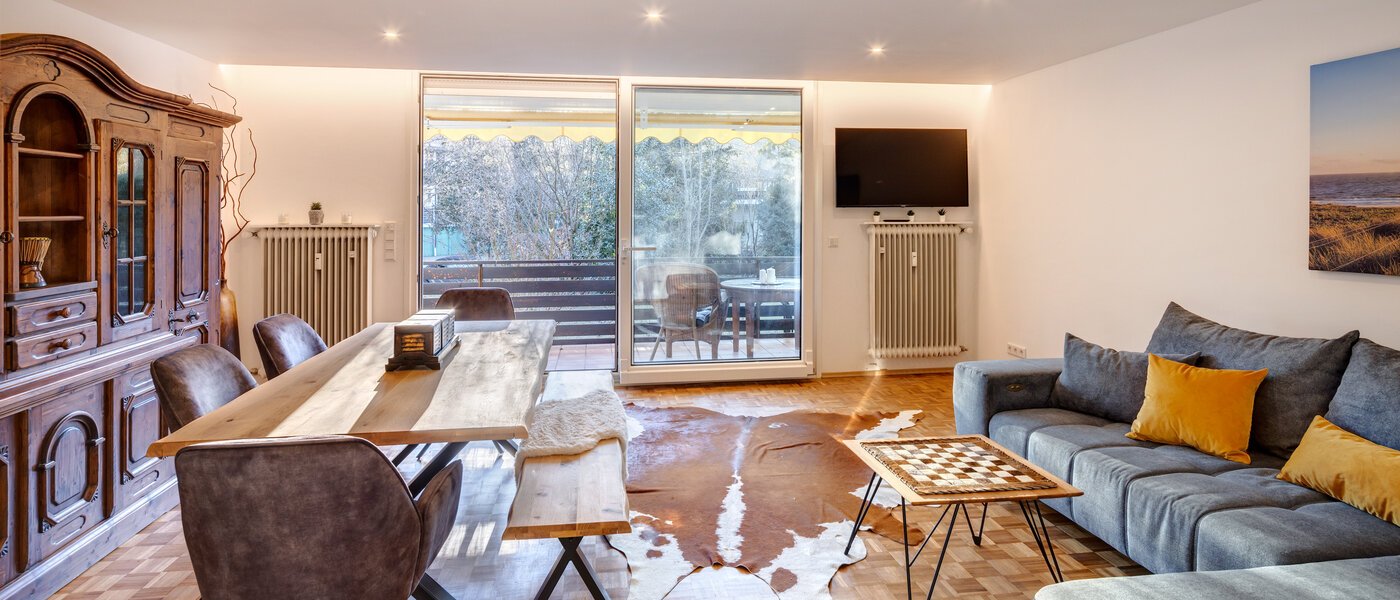 "タウン・ハウス/ローハウスのミドルハウス（外壁を共有した家の並びの両角以外のハウス） " Gmund am Tegernsee 01 リビングエリア 14329