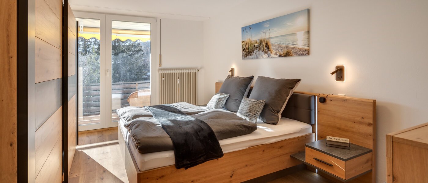 "タウン・ハウス/ローハウスのミドルハウス（外壁を共有した家の並びの両角以外のハウス） " Gmund am Tegernsee 01 1. 寝室 14329