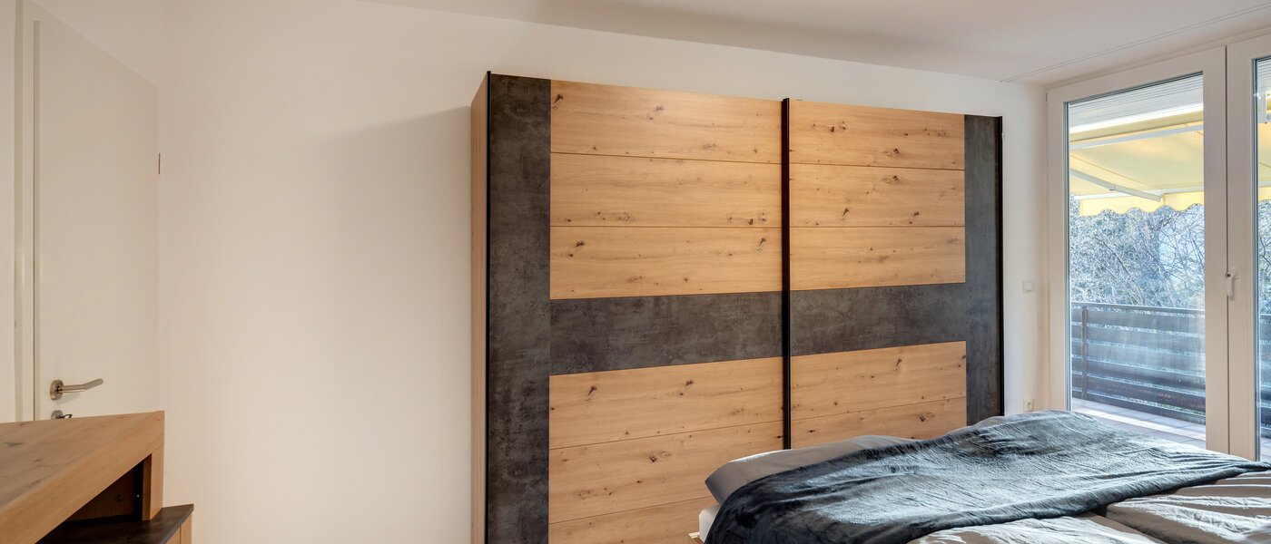 "タウン・ハウス/ローハウスのミドルハウス（外壁を共有した家の並びの両角以外のハウス） " Gmund am Tegernsee 02 1. 寝室 14329