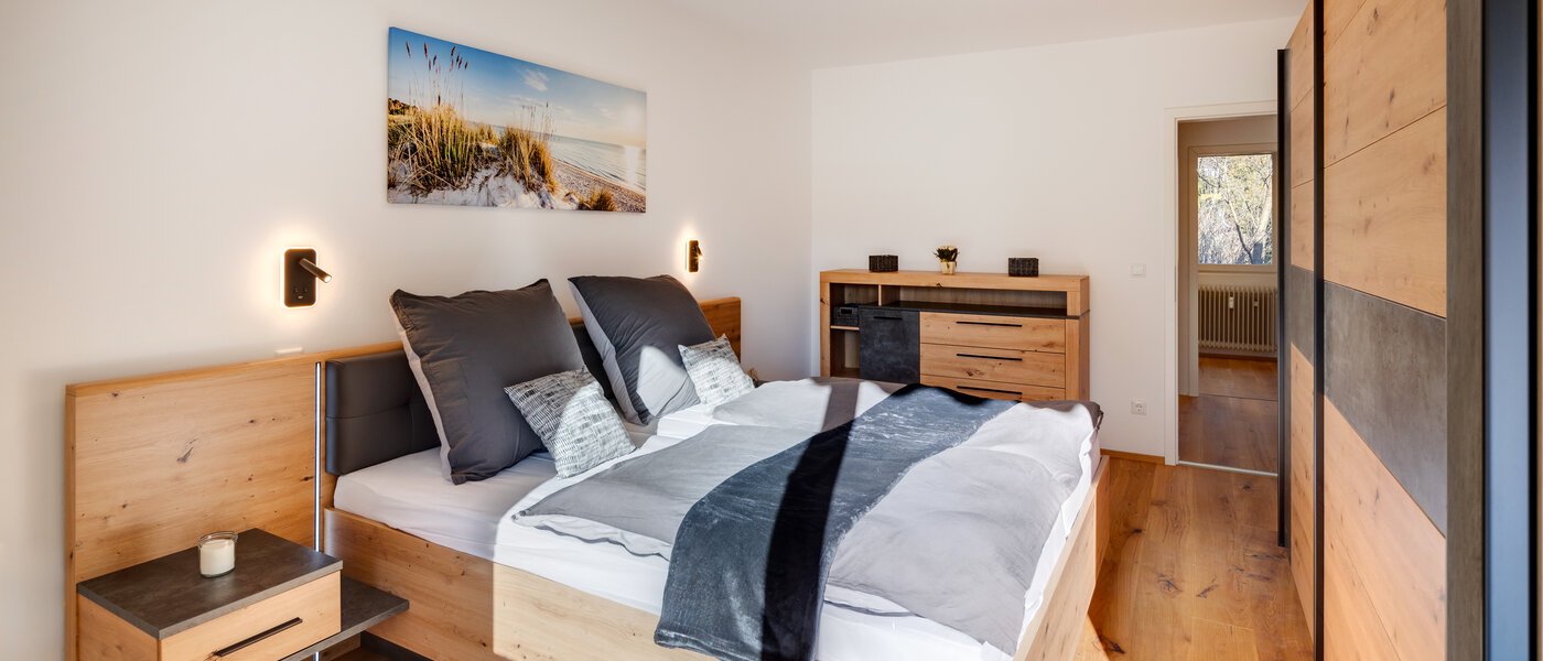 "タウン・ハウス/ローハウスのミドルハウス（外壁を共有した家の並びの両角以外のハウス） " Gmund am Tegernsee 03 1. 寝室 14329