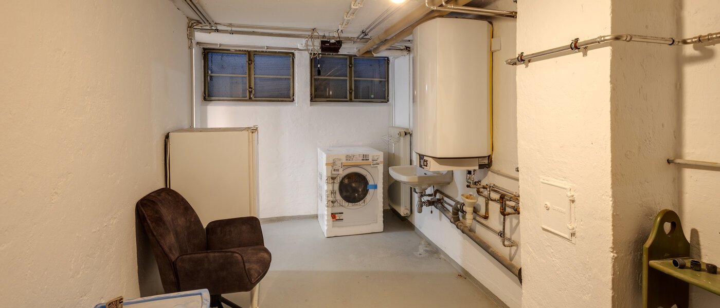 "タウン・ハウス/ローハウスのミドルハウス（外壁を共有した家の並びの両角以外のハウス） " Gmund am Tegernsee 01 貯蔵室 14329