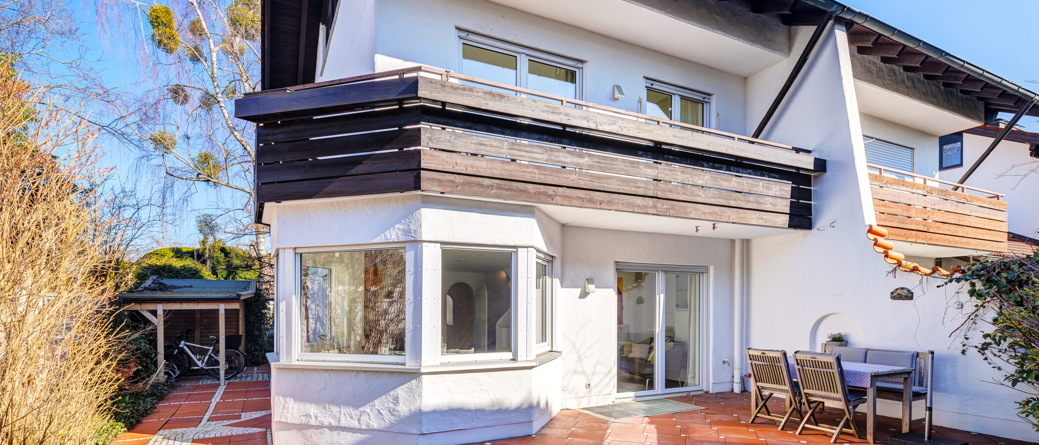 セミ・デタッチド・ハウス（一戸建てを二つに分けた家屋） Pullach im Isartal 01 テラス・ポーチ 14381