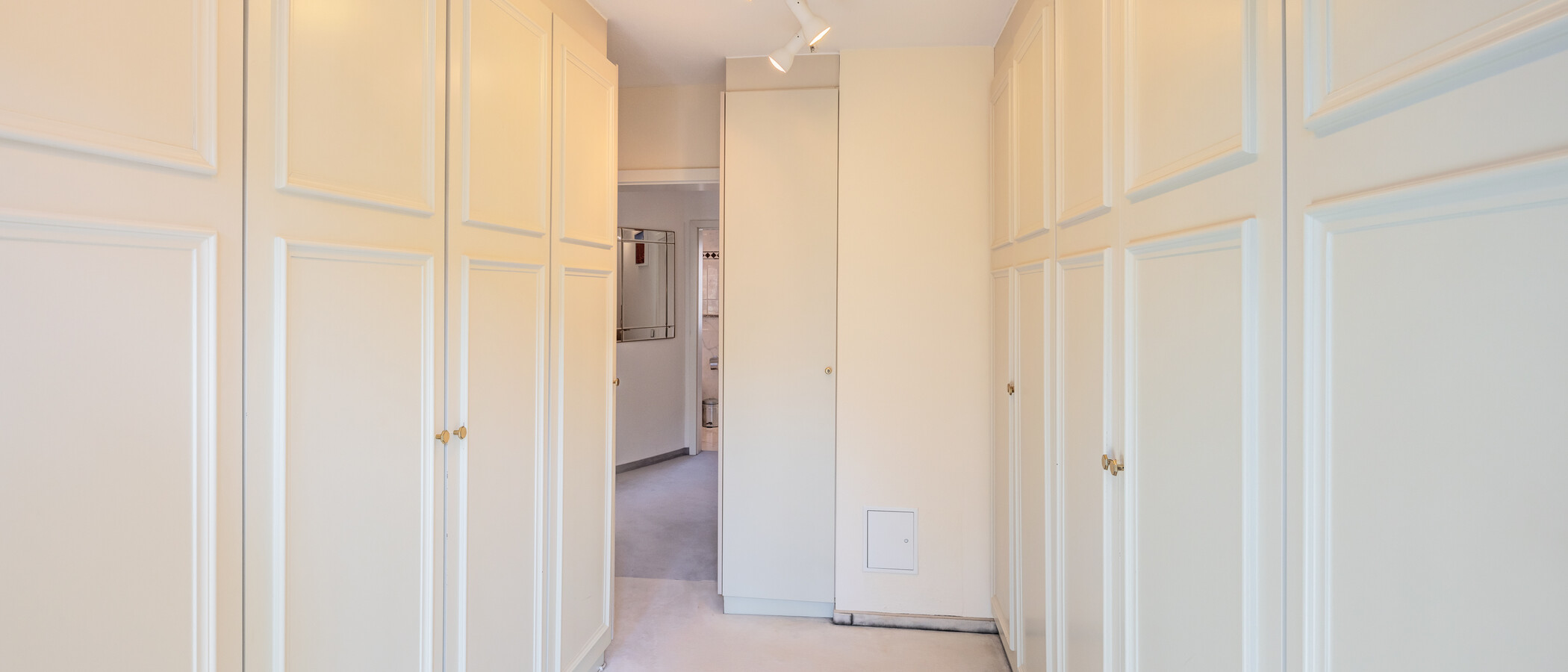 セミ・デタッチド・ハウス（一戸建てを二つに分けた家屋） Pullach im Isartal 02 更衣室 14381