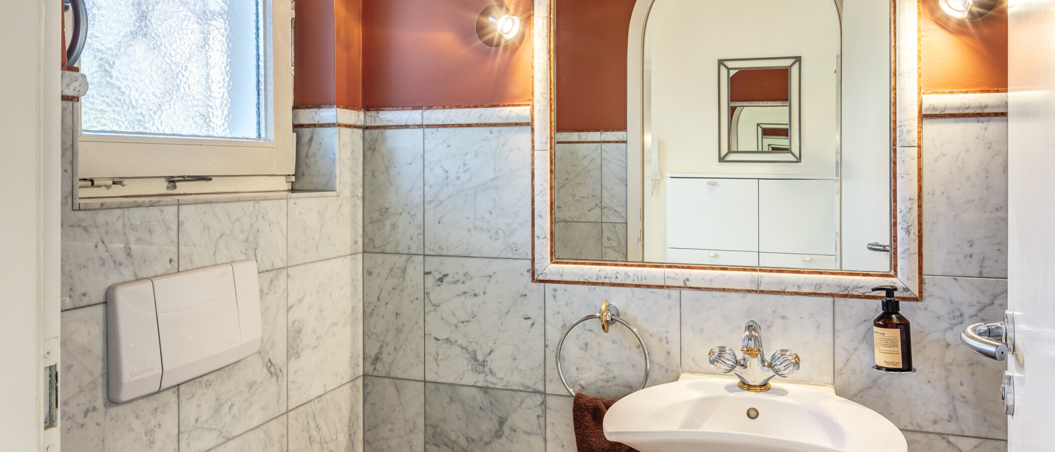 セミ・デタッチド・ハウス（一戸建てを二つに分けた家屋） Pullach im Isartal 01 ゲスト用 WC 14381
