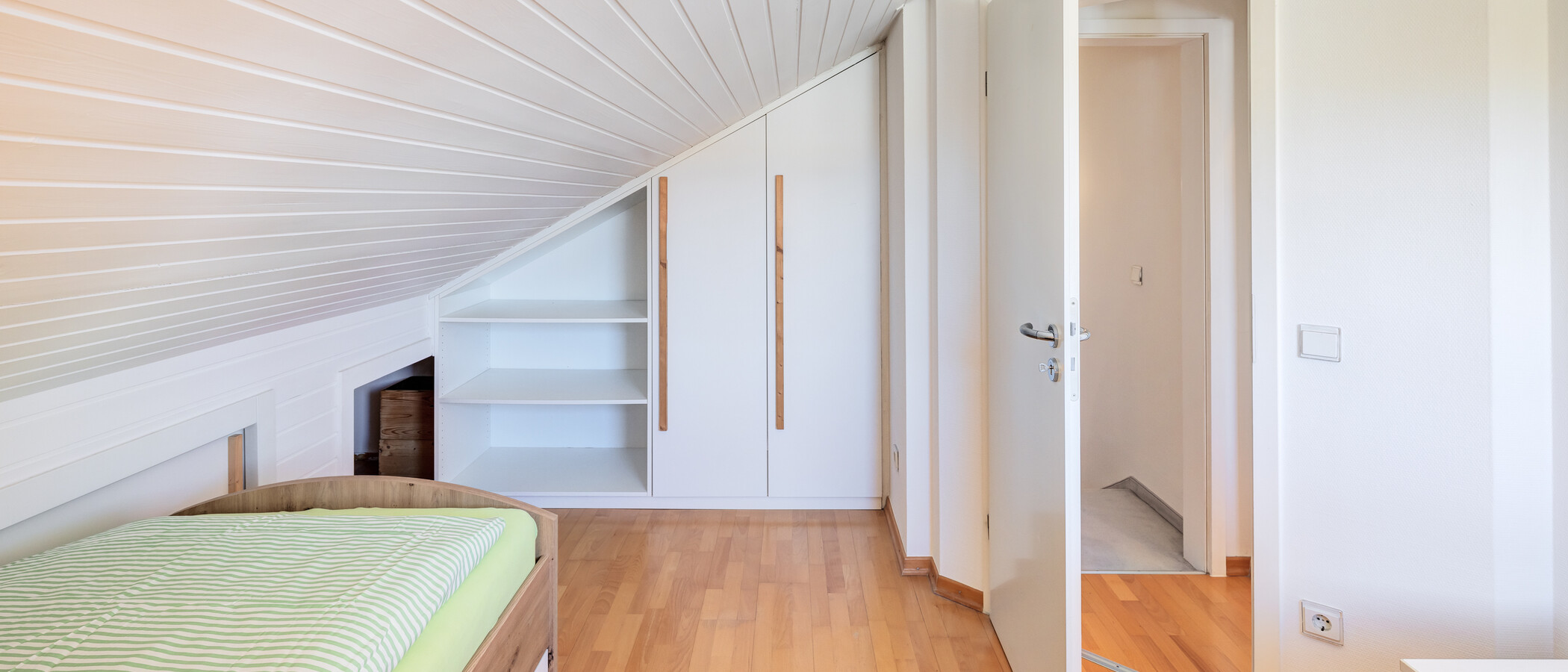 セミ・デタッチド・ハウス（一戸建てを二つに分けた家屋） Pullach im Isartal 03 3.　寝室 14381