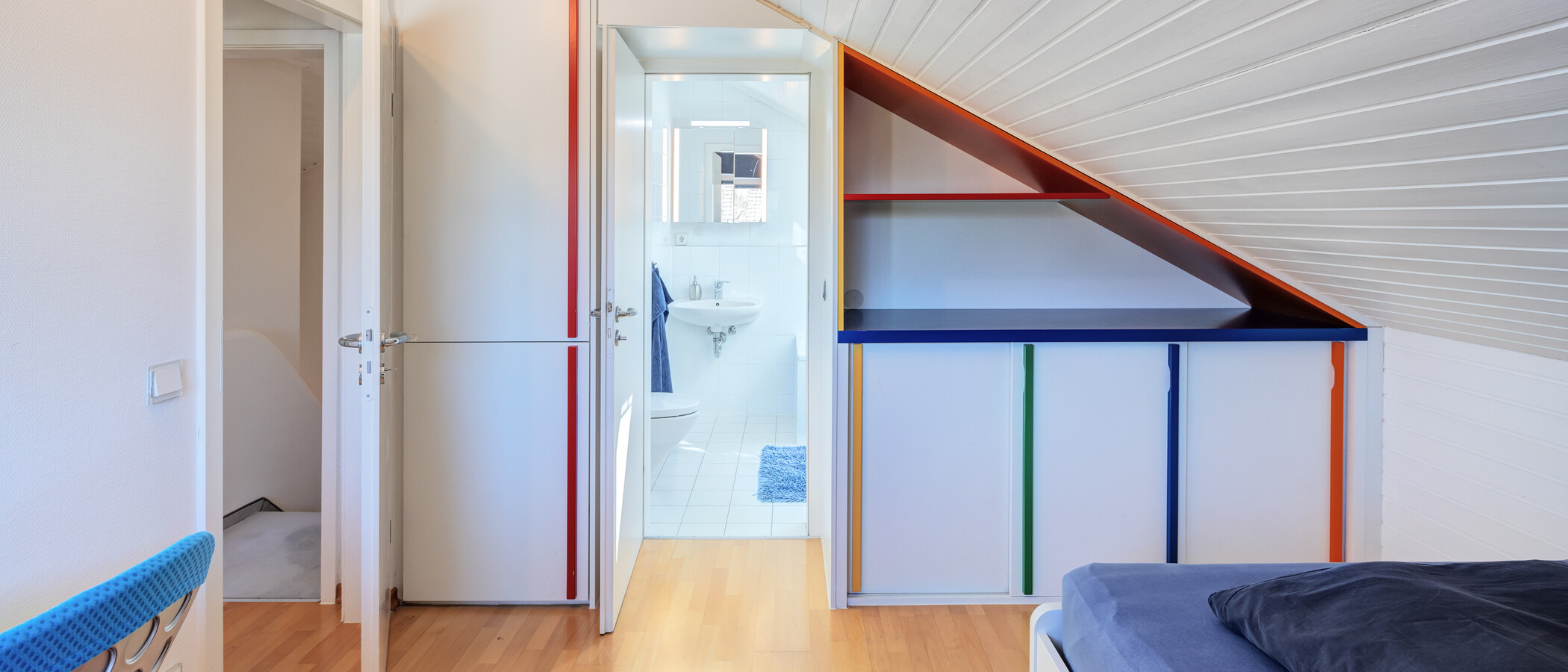 セミ・デタッチド・ハウス（一戸建てを二つに分けた家屋） Pullach im Isartal 02 2.　寝室 14381