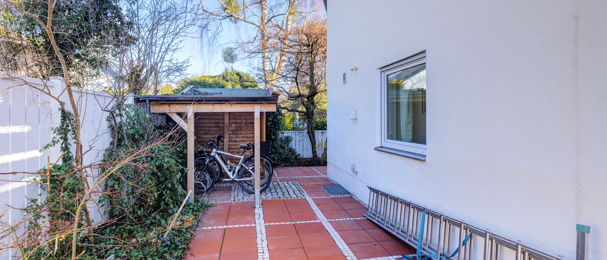 セミ・デタッチド・ハウス（一戸建てを二つに分けた家屋） Pullach im Isartal 03 エントランス 14381