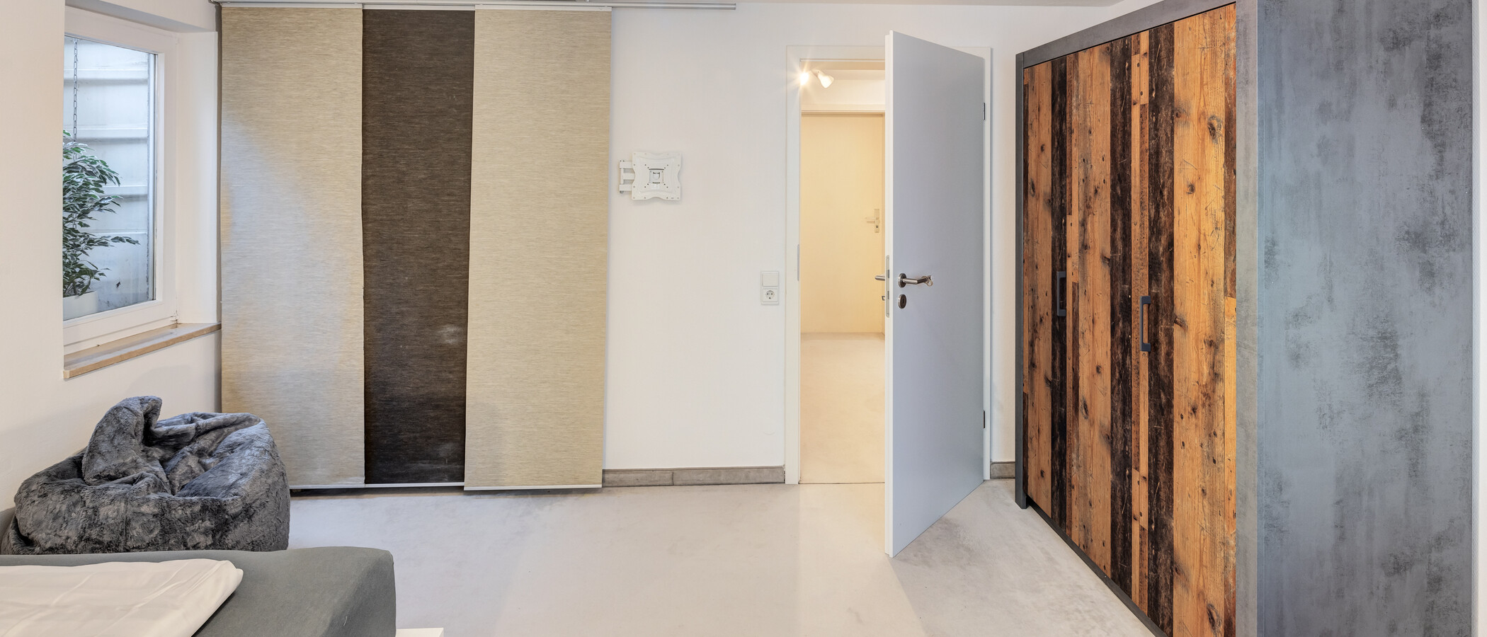 セミ・デタッチド・ハウス（一戸建てを二つに分けた家屋） Pullach im Isartal 03 ゲストルーム 14381