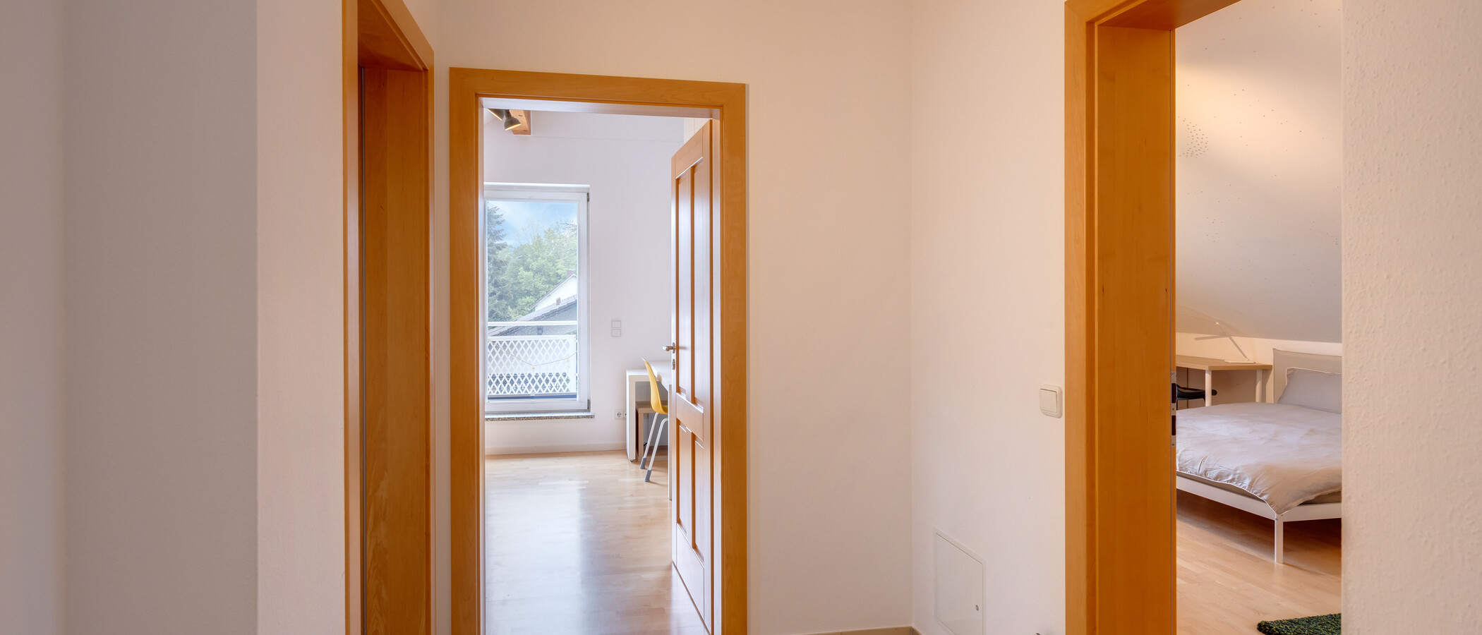 アティック・フラット（屋根裏） München Waldperlach 03 玄関入り口 14432