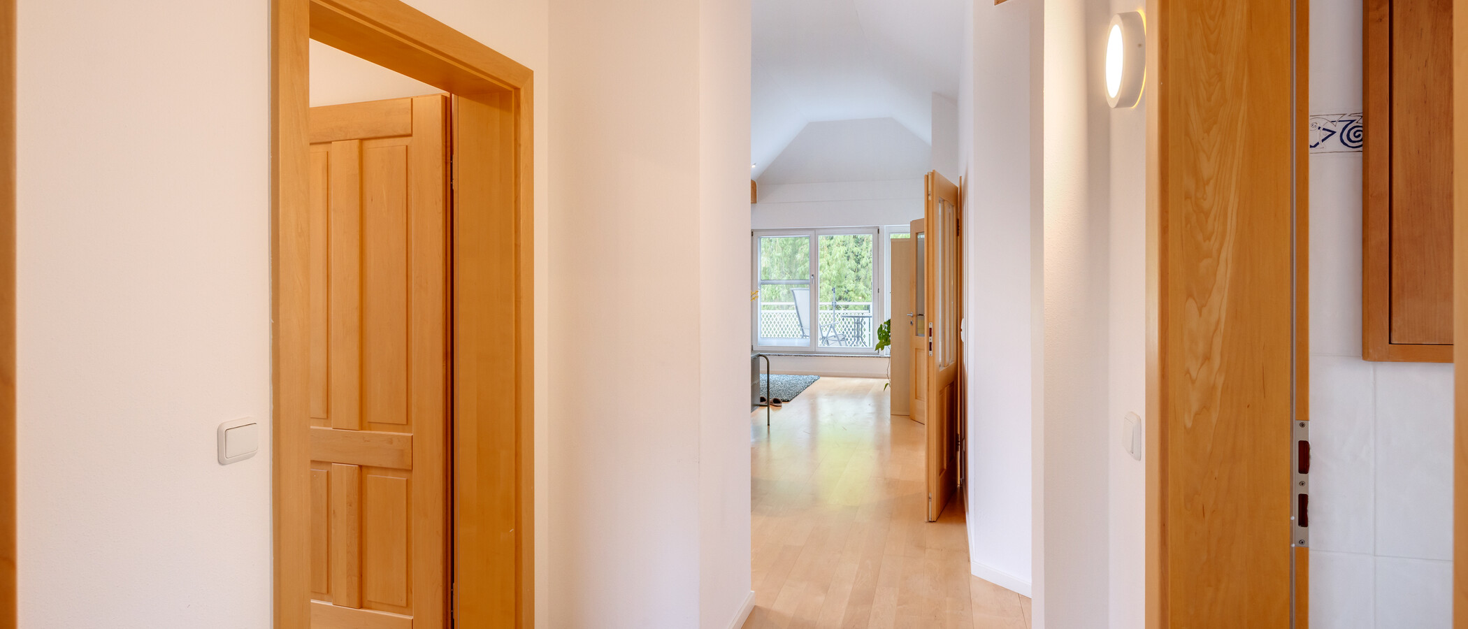 アティック・フラット（屋根裏） München Waldperlach 04 玄関入り口 14432