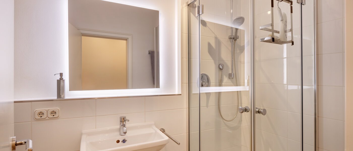 セミ・デタッチド・ハウス（一戸建てを二つに分けた家屋） Grünwald 01 3つめの浴室 14454