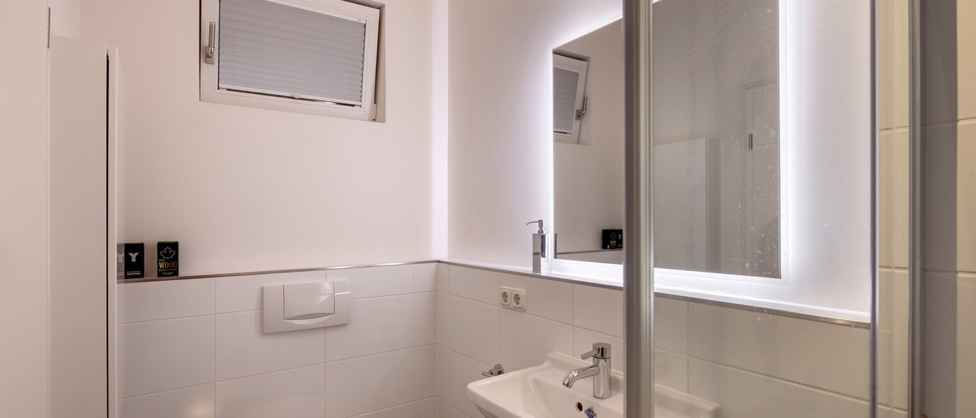 セミ・デタッチド・ハウス（一戸建てを二つに分けた家屋） Grünwald 02 3つめの浴室 14454