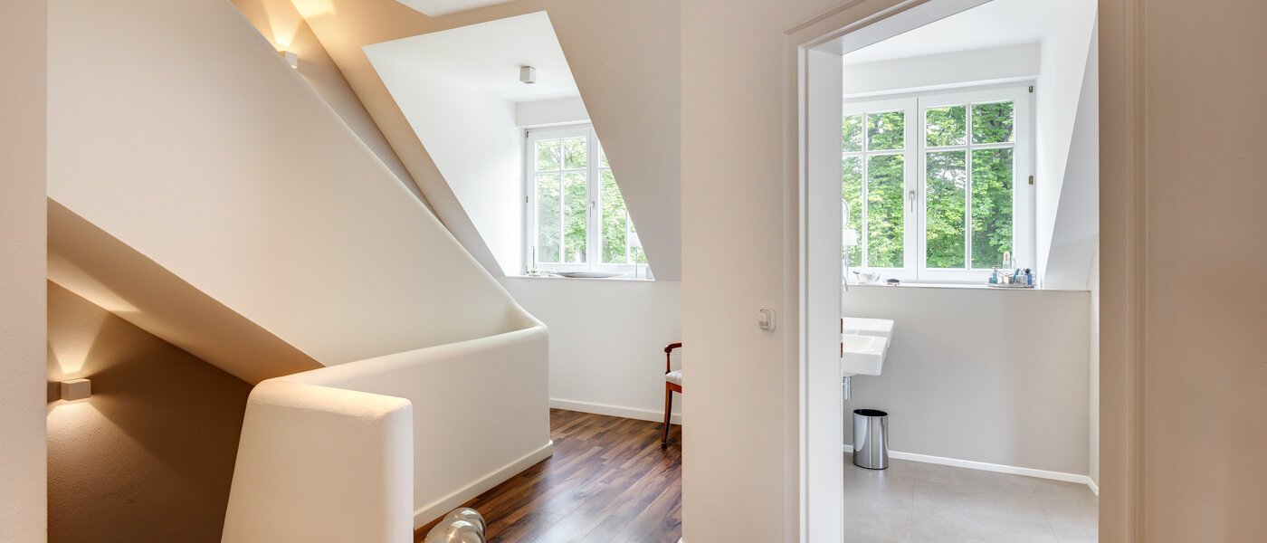 セミ・デタッチド・ハウス（一戸建てを二つに分けた家屋） Grünwald 01 玄関入り口 14454