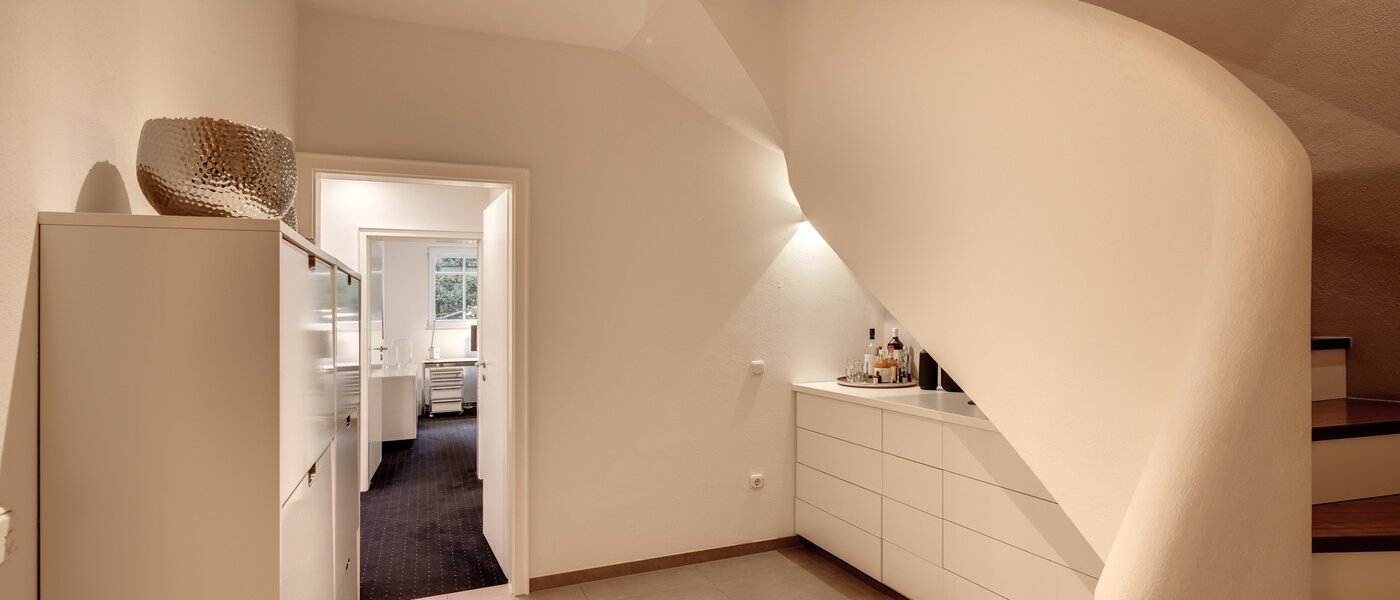 セミ・デタッチド・ハウス（一戸建てを二つに分けた家屋） Grünwald 10 玄関入り口 14454