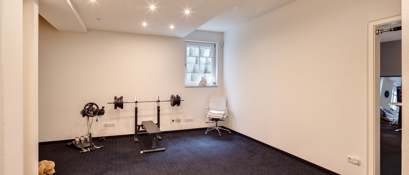 セミ・デタッチド・ハウス（一戸建てを二つに分けた家屋） Grünwald 11 玄関入り口 14454