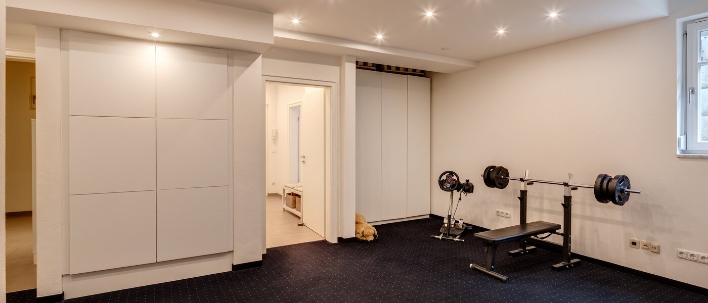 セミ・デタッチド・ハウス（一戸建てを二つに分けた家屋） Grünwald 12 玄関入り口 14454