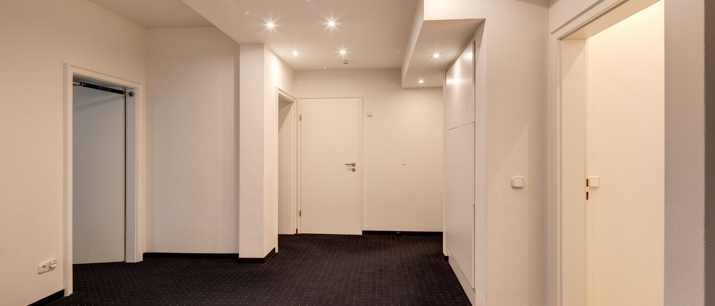 セミ・デタッチド・ハウス（一戸建てを二つに分けた家屋） Grünwald 13 玄関入り口 14454