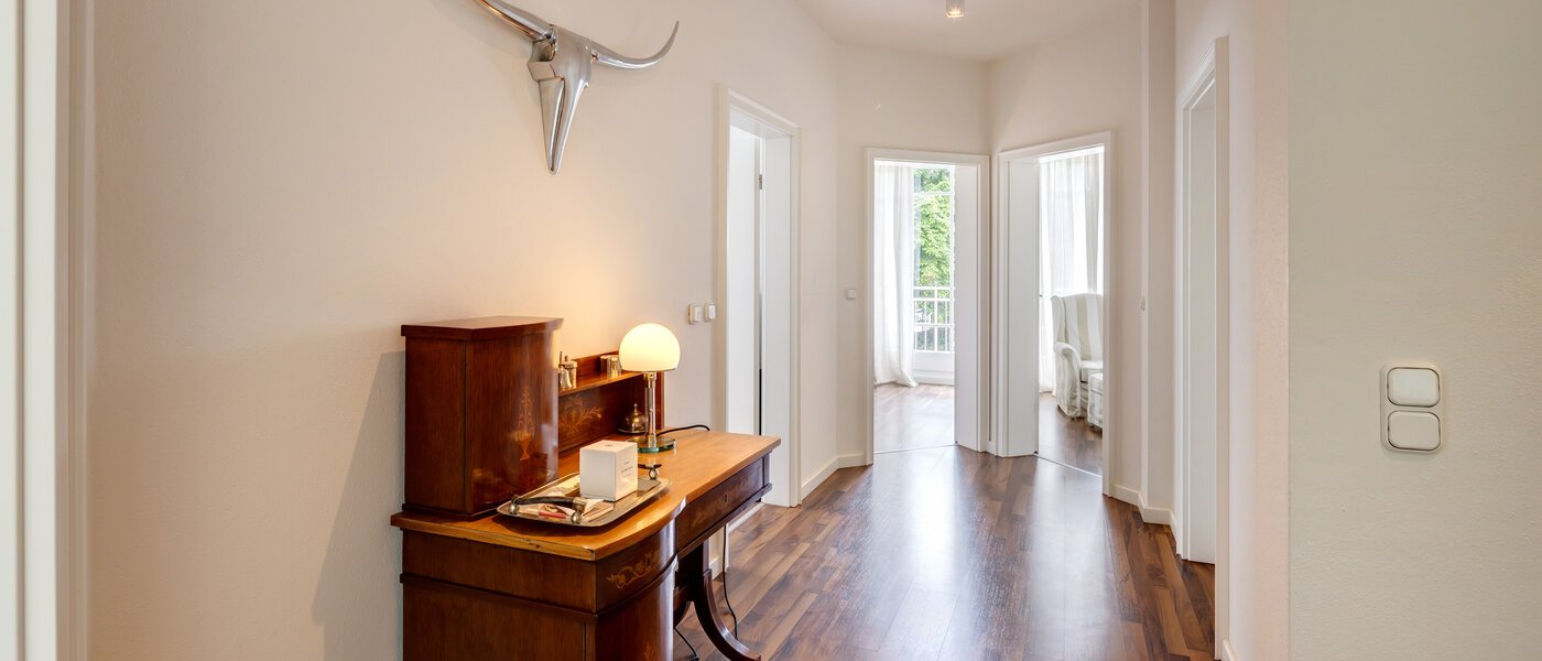 セミ・デタッチド・ハウス（一戸建てを二つに分けた家屋） Grünwald 02 玄関入り口 14454