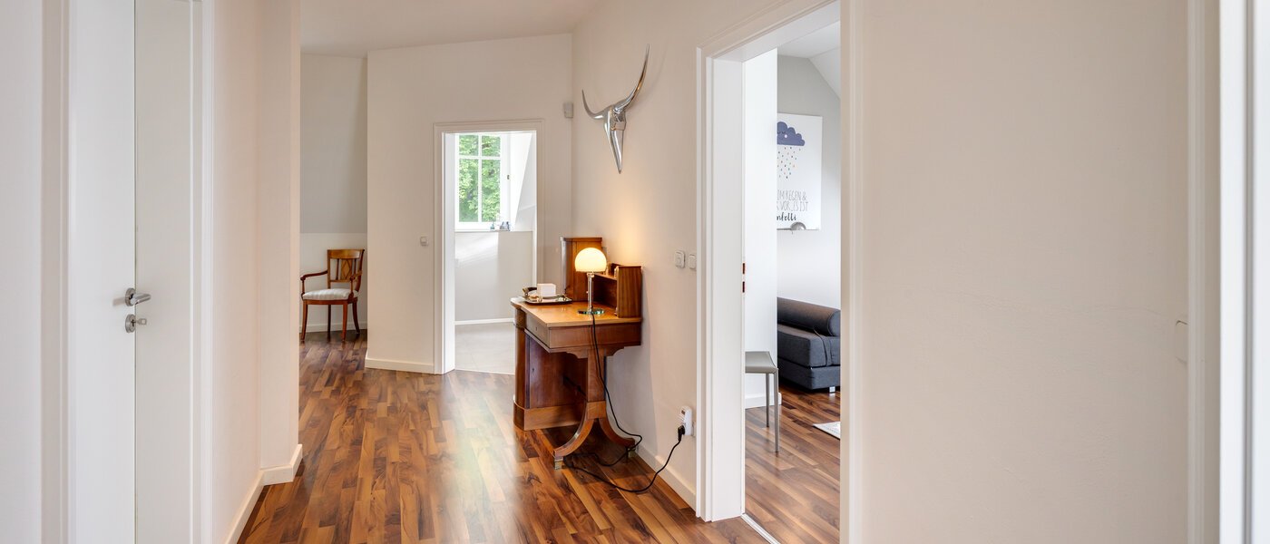 セミ・デタッチド・ハウス（一戸建てを二つに分けた家屋） Grünwald 03 玄関入り口 14454