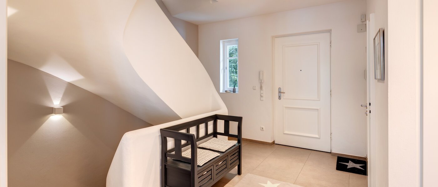 セミ・デタッチド・ハウス（一戸建てを二つに分けた家屋） Grünwald 04 玄関入り口 14454