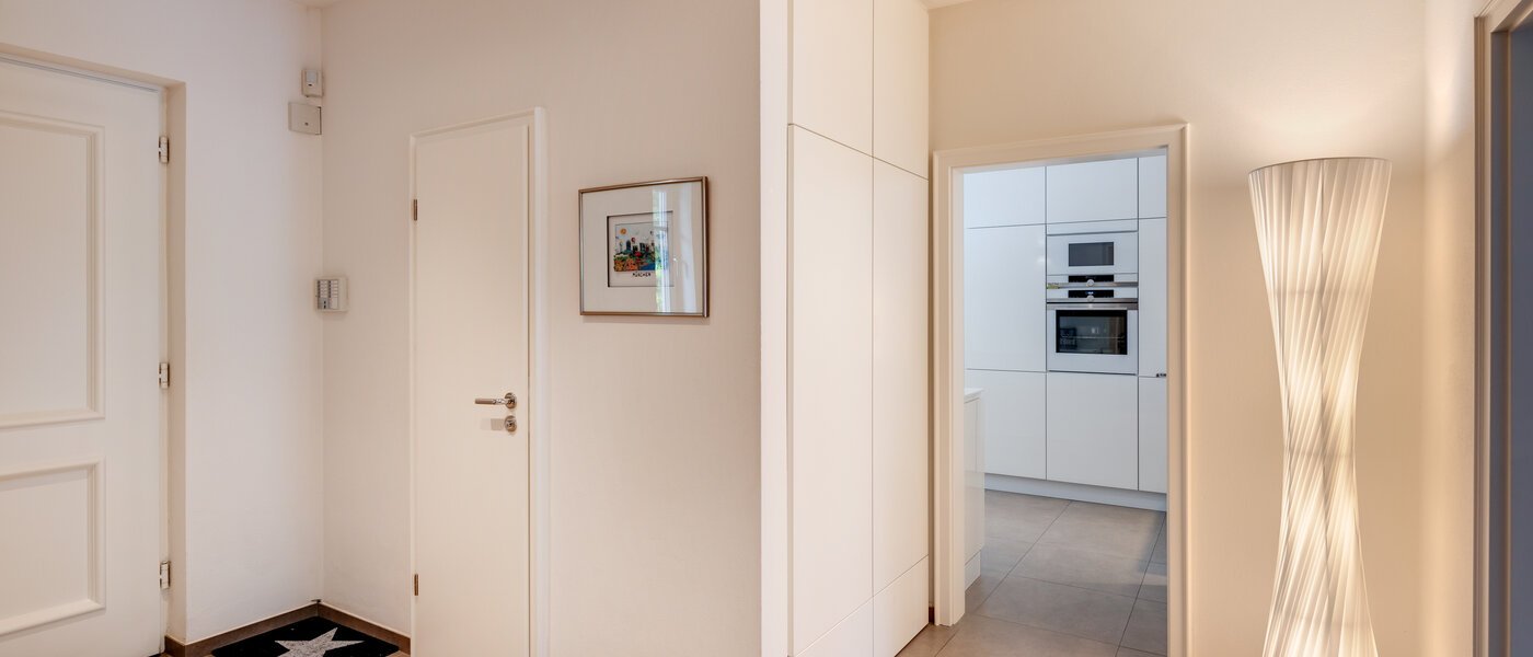 セミ・デタッチド・ハウス（一戸建てを二つに分けた家屋） Grünwald 05 玄関入り口 14454