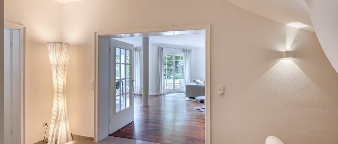 セミ・デタッチド・ハウス（一戸建てを二つに分けた家屋） Grünwald 06 玄関入り口 14454