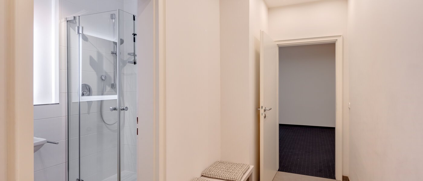 セミ・デタッチド・ハウス（一戸建てを二つに分けた家屋） Grünwald 08 玄関入り口 14454