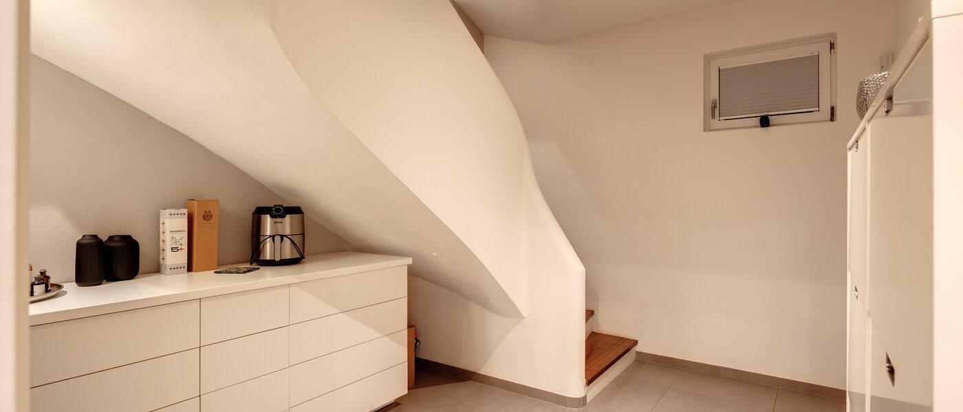 セミ・デタッチド・ハウス（一戸建てを二つに分けた家屋） Grünwald 09 玄関入り口 14454