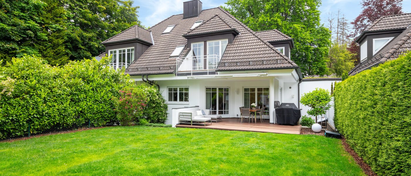 セミ・デタッチド・ハウス（一戸建てを二つに分けた家屋） Grünwald 01 庭 14454