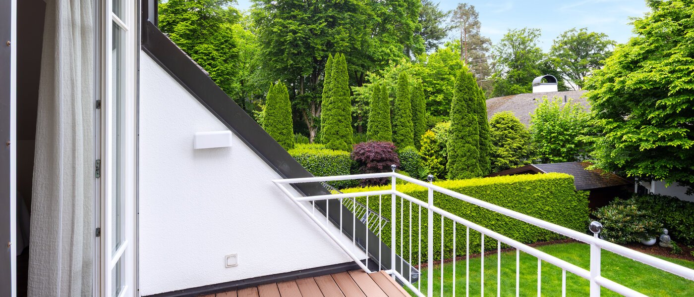 セミ・デタッチド・ハウス（一戸建てを二つに分けた家屋） Grünwald 01 ベランダ 14454