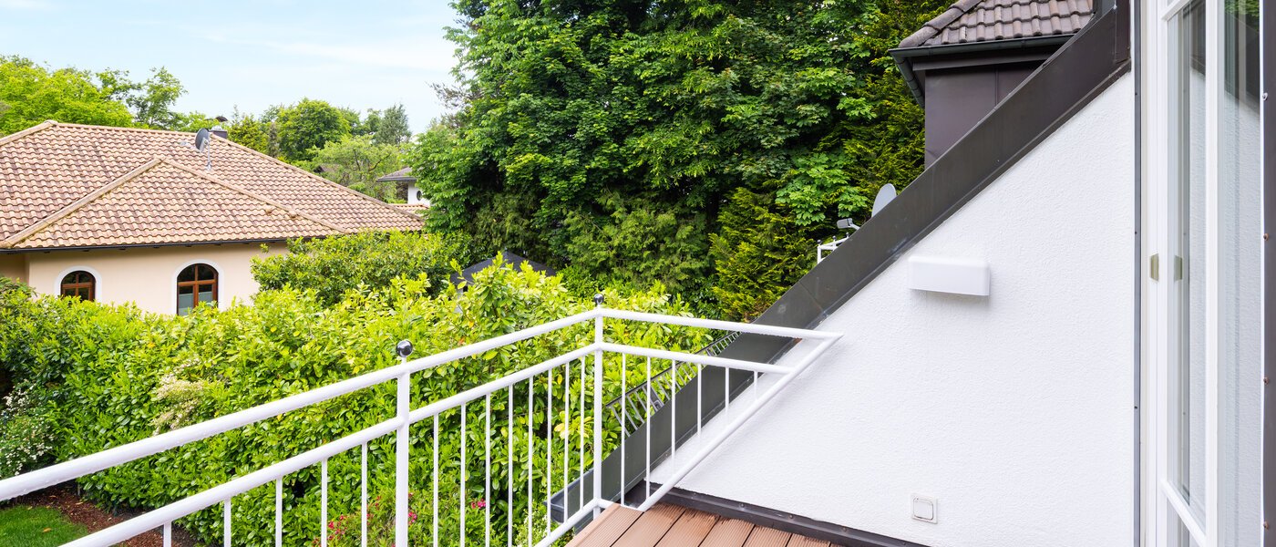 セミ・デタッチド・ハウス（一戸建てを二つに分けた家屋） Grünwald 02 ベランダ 14454