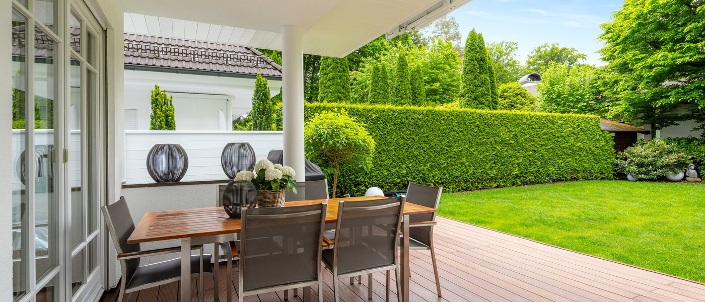 セミ・デタッチド・ハウス（一戸建てを二つに分けた家屋） Grünwald 03 テラス・ポーチ 14454