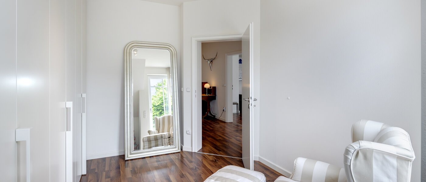 セミ・デタッチド・ハウス（一戸建てを二つに分けた家屋） Grünwald 02 更衣室 14454