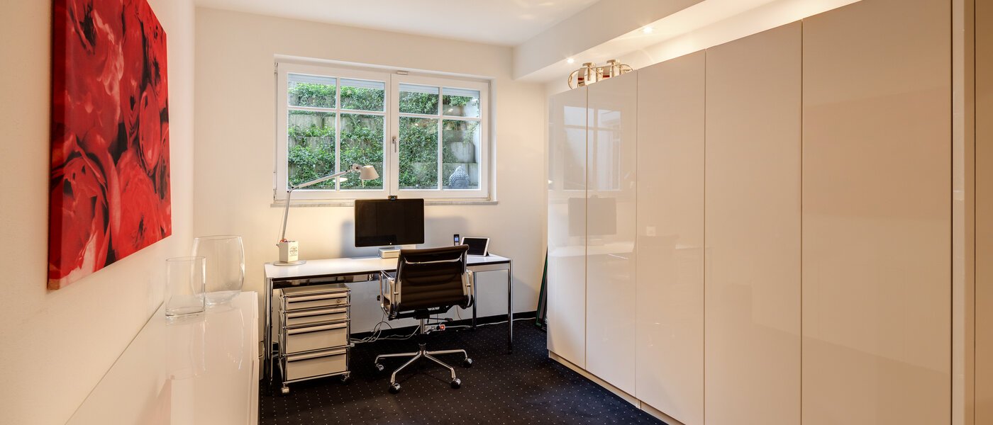 セミ・デタッチド・ハウス（一戸建てを二つに分けた家屋） Grünwald 01 仕事部屋 14454