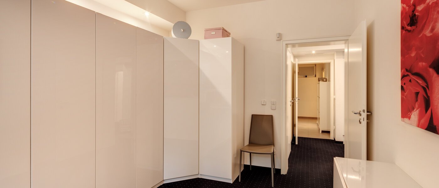 セミ・デタッチド・ハウス（一戸建てを二つに分けた家屋） Grünwald 02 仕事部屋 14454