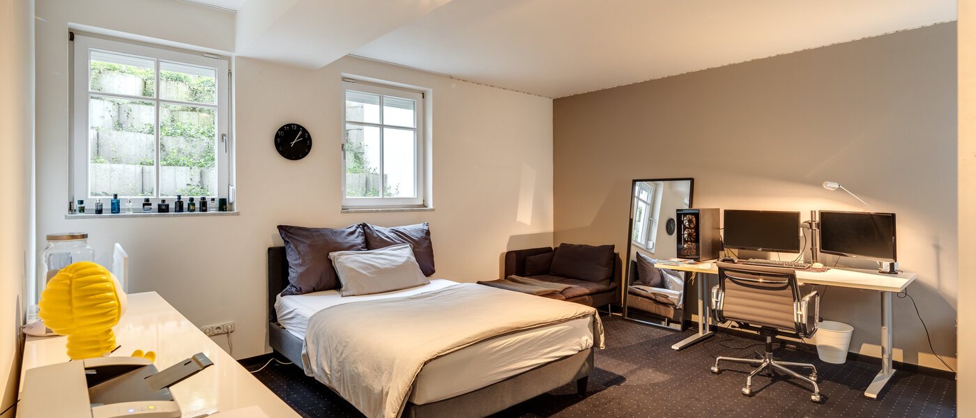 セミ・デタッチド・ハウス（一戸建てを二つに分けた家屋） Grünwald 01 2.　寝室 14454