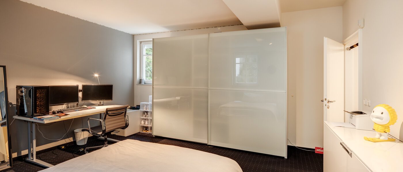 セミ・デタッチド・ハウス（一戸建てを二つに分けた家屋） Grünwald 02 2.　寝室 14454